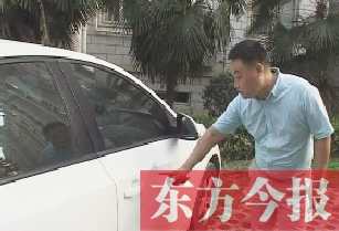 王先生車門被跺凹一塊 王先生車門被跺凹一塊