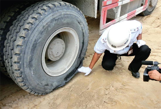 8月3日，棉紡路與六廠前街交叉口附近一輛水泥罐車突然爆胎，路邊一輛電動(dòng)車被沖擊波震翻報(bào)廢