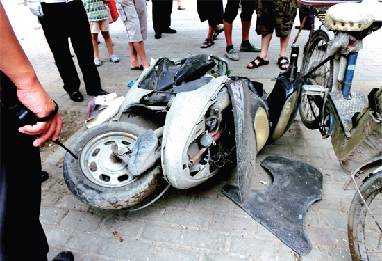 8月3日，棉紡路與六廠前街交叉口附近一輛水泥罐車突然爆胎，路邊一輛電動(dòng)車被沖擊波震翻報(bào)廢