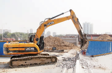 南陽路、北環快速路立交橋將進行封閉施工,圖為工人正在拆除隔離欄 南陽路、北環快速路立交橋將進行封閉施工,圖為工人正在拆除隔離欄