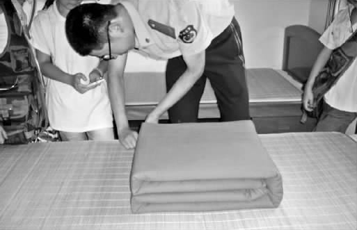 鄭州市某武警駐地，武警官兵現場表演疊被子