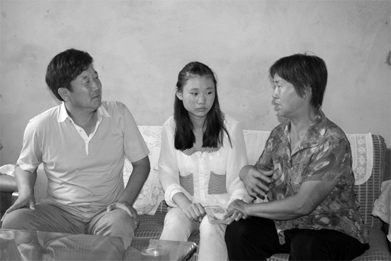 “商丘最美女兒”李丹（中）捐骨髓救母，愛心人士（左）送來1萬元愛心款