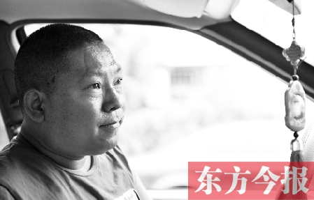 鄧太和帶父親去看病,兩天都沒打開過出租車后備廂 鄧太和帶父親去看病,兩天都沒打開過出租車后備廂