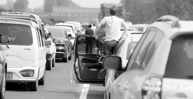 10月7日下午,寧洛高速漯河至商水段,因車禍發生擁堵 10月7日下午,寧洛高速漯河至商水段,因車禍發生擁堵