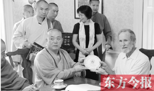 釋永信方丈向哈佛大學亞當學院院長白馬贈送禮品 少林寺供圖 釋永信方丈向哈佛大學亞當學院院長白馬贈送禮品 少林寺供圖