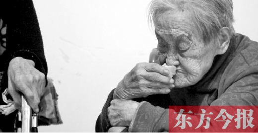 在鄭州惠濟區紅樹林老年療養院內,一位老人在吃蛋糕 在鄭州惠濟區紅樹林老年療養院內,一位老人在吃蛋糕