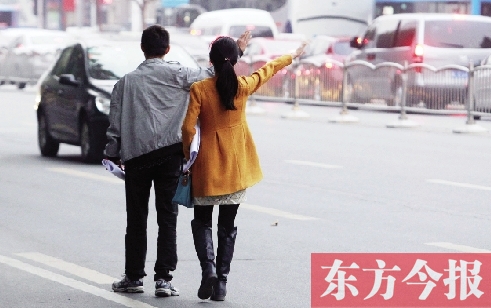 昨日下午5時30分,鄭州市花園路口公交站,一對青年正焦急等車 昨日下午5時30分,鄭州市花園路口公交站,一對青年正焦急等車