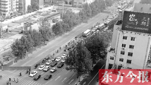 圍擋設置首日,人們騎車緩慢通行 圍擋設置首日,人們騎車緩慢通行