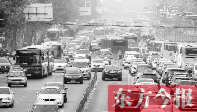 昨日下午4點,在花園路與黃河路口附近,車堵成了“一鍋粥” 昨日下午4點,在花園路與黃河路口附近,車堵成了“一鍋粥”