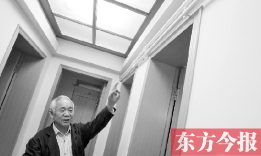 家住“湖光苑”的林老先生對改造施工不破壞裝修、注意細節很滿意 家住“湖光苑”的林老先生對改造施工不破壞裝修、注意細節很滿意