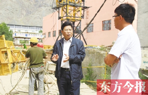 新鄉市援疆前方指揮部指揮長、伊吾縣委副書記鄭援越(中)深入一線調研 新鄉市援疆前方指揮部指揮長、伊吾縣委副書記鄭援越(中)深入一線調研