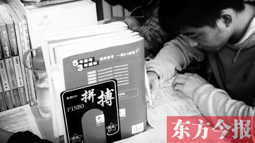 一名高三年級的學生在復習功課 一名高三年級的學生在復習功課