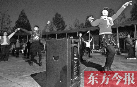 做到既讓跳舞的人有地方,又不影響他人休息,這才是化解矛盾的根本出路 做到既讓跳舞的人有地方,又不影響他人休息,這才是化解矛盾的根本出路