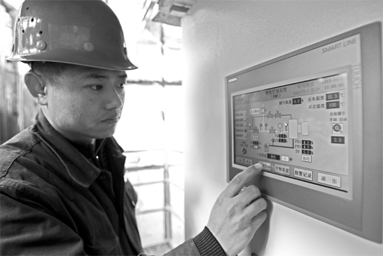 宗希明在“政七街煤改氣項目” 工程工地。高科技完全取代了老式燃煤鍋爐笨重、復雜的管理和控制 宗希明在“政七街煤改氣項目” 工程工地。高科技完全取代了老式燃煤鍋爐笨重、復雜的管理和控制