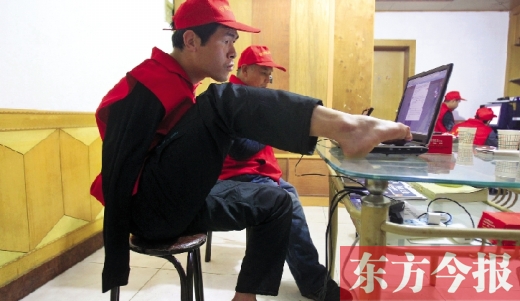 12月2日,一名“豫殘聯盟”志愿者正通過網絡、微博等聯絡著各地殘疾人朋友 東方今報首席記者 張曉冬 12月2日,一名“豫殘聯盟”志愿者正通過網絡、微博等聯絡著各地殘疾人朋友 東方今報首席記者 張曉冬