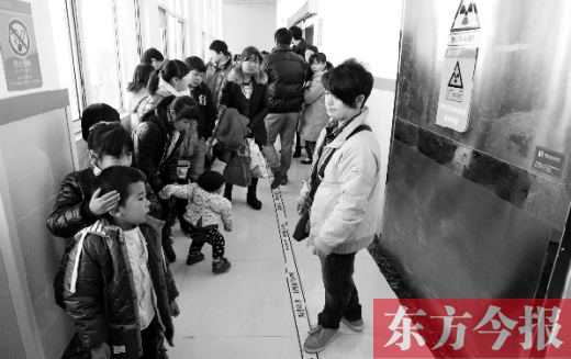 11月30日上午,星星等20余名“袖珍人”到鄭州市兒童醫院進行骨齡測定 11月30日上午,星星等20余名“袖珍人”到鄭州市兒童醫院進行骨齡測定