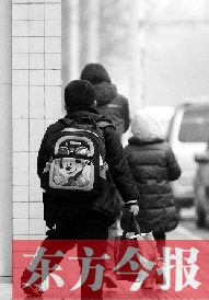 一名學(xué)生背著書包走出校門準(zhǔn)備回家。教育部發(fā)布規(guī)定,其中明確規(guī)定教師收禮、有償補(bǔ)課等行為將受到相應(yīng)處分 一名學(xué)生背著書包走出校門準(zhǔn)備回家。教育部發(fā)布規(guī)定,其中明確規(guī)定教師收禮、有償補(bǔ)課等行為將受到相應(yīng)處分