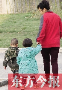 男孩兒姓“鄭”，女孩兒姓“周”（取“州”諧音），即“鄭州”之意，這一取名法得到了認(rèn)可