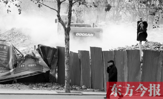 昨日，鄭州市未來路與緯四路交叉口一工地施工不除塵，加重了空氣污染