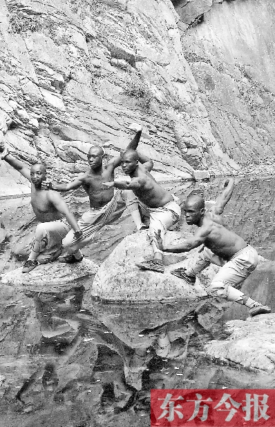 洋弟子在少林寺后山的泉水間練功 洋弟子在少林寺后山的泉水間練功