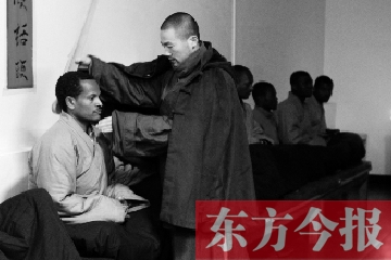 少林功夫講究禪武合一,坐禪當然少不了,別看就是坐坐,姿勢都要師傅教 少林功夫講究禪武合一,坐禪當然少不了,別看就是坐坐,姿勢都要師傅教