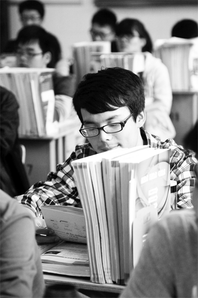 一所學校的高三學生正在加班加點復習,不少同學都開始為自主招生報名忙活了 一所學校的高三學生正在加班加點復習,不少同學都開始為自主招生報名忙活了