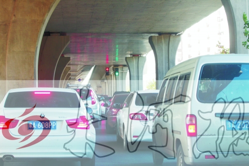 交警在東風路從北向南上橋口處擺上反光錐,間歇放行 交警在東風路從北向南上橋口處擺上反光錐,間歇放行