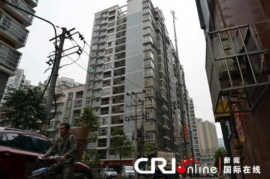 2013年4月2日,四川達城,電線桿足足有19層樓高,而且離小區住戶的房屋很近。圖片來源:張驥/CF 2013年4月2日,四川達城,電線桿足足有19層樓高,而且離小區住戶的房屋很近。圖片來源:張驥/CF