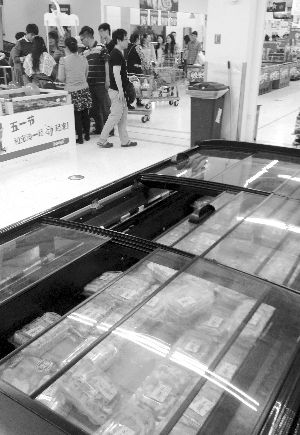 新街口某超市羊肉卷柜臺無人問津。 新街口某超市羊肉卷柜臺無人問津。