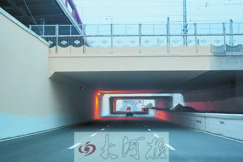 新開通的下穿隧道車輛稀少 新開通的下穿隧道車輛稀少