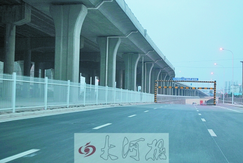 下穿隧道限高3米,不影響公交車通行。 下穿隧道限高3米,不影響公交車通行。