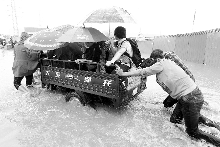 “擺渡”,每人5塊錢 記者 王春勝/攝 “擺渡”,每人5塊錢 記者 王春勝/攝
