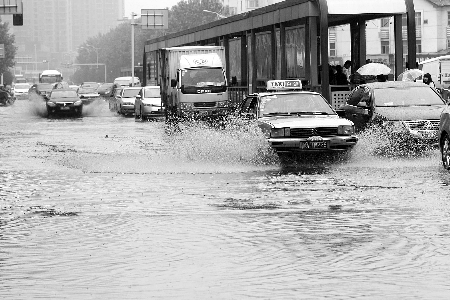 還是劃船吧…… 記者 鄧萬里/攝 還是劃船吧…… 記者 鄧萬里/攝