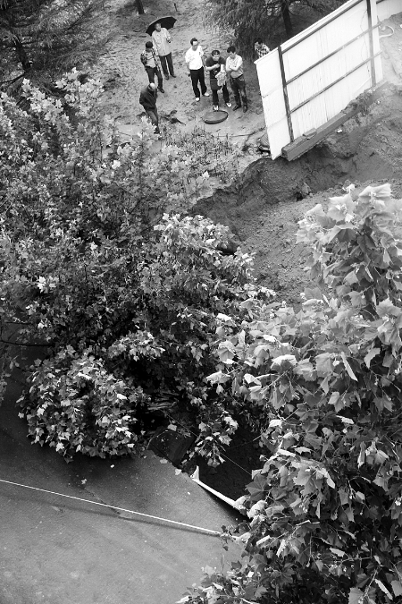 人行道突然塌陷 記者 張郁/攝 人行道突然塌陷 記者 張郁/攝