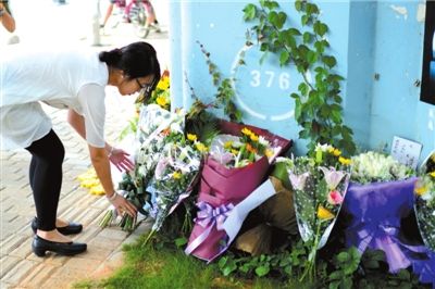 6月8日下午,記者來到廈門公交車爆炸事發現場橋下,附近已聚集了十幾個自發前來悼念的市民。橋墩下排放了一圈或黃或白的菊花,還有玖瑰、百合等。 6月8日下午,記者來到廈門公交車爆炸事發現場橋下,附近已聚集了十幾個自發前來悼念的市民。橋墩下排放了一圈或黃或白的菊花,還有玖瑰、百合等。