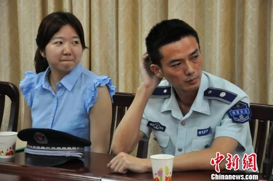 圖為參與“體驗式執法”的兩名城管隊員。　張芹　攝