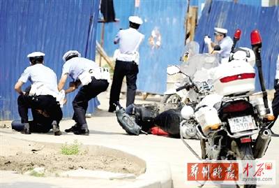 　一名歹徒被抓獲，另一名歹徒持槍劫持了一名門衛。