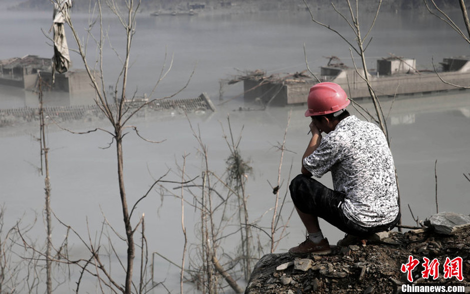 7月14日,四川綿陽,在水下沉寂了5年多的北川漩坪鄉浮出水面,如海市蜃樓飄浮在堰塞湖水面,回來看自己 7月14日,四川綿陽,在水下沉寂了5年多的北川漩坪鄉浮出水面,如海市蜃樓飄浮在堰塞湖水面,回來看自己