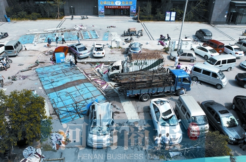 昨日上午,事發現場仍停有多輛被砸變形的汽車 昨日上午,事發現場仍停有多輛被砸變形的汽車