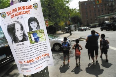 2013年7月23日,貼在紐約街頭的征詢線索傳單,這天是“希望寶寶”被發現遇害的日子,每年這天警方都 2013年7月23日,貼在紐約街頭的征詢線索傳單,這天是“希望寶寶”被發現遇害的日子,每年這天警方都