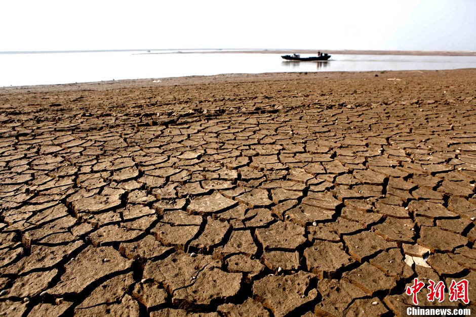 10月28日，在江西省都昌縣印山附近水域拍攝的龜裂的鄱陽湖湖床。