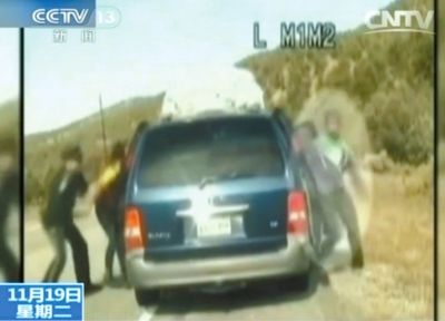 雷爾與警察爭執，費雷爾兒子下車試圖保護媽媽。