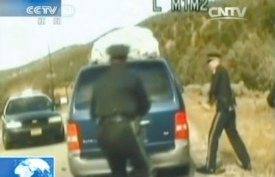 費雷爾再次上車，警察拿警棍砸車窗。