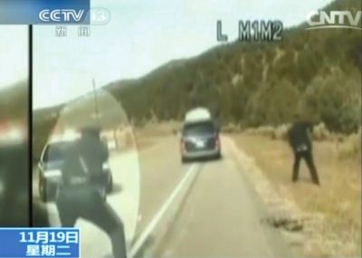 費雷爾駕車逃走，警察連開數槍。央視截圖