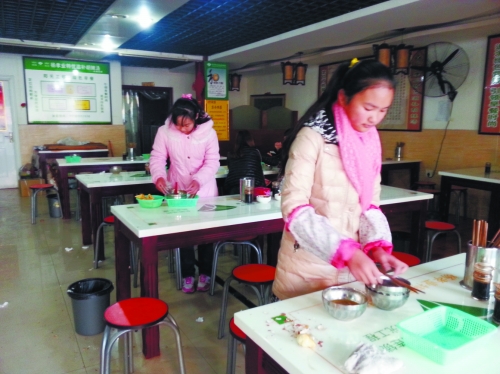 參加體驗的兩名學生成功“入職”后,開始收拾餐桌。 參加體驗的兩名學生成功“入職”后,開始收拾餐桌。