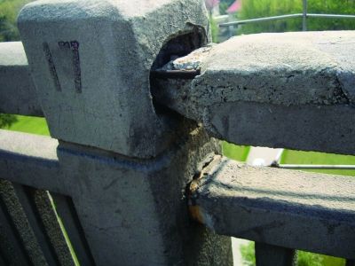 圖為大橋17號墩處橋面裂縫。梅建明 攝 圖為大橋17號墩處橋面裂縫。梅建明 攝