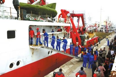 4月8日,“科學(xué)號”科學(xué)考察船從青島市中苑碼頭啟航,赴沖繩海槽區(qū)域進(jìn)行科學(xué)考察。圖/CFP 4月8日,“科學(xué)號”科學(xué)考察船從青島市中苑碼頭啟航,赴沖繩海槽區(qū)域進(jìn)行科學(xué)考察。圖/CFP