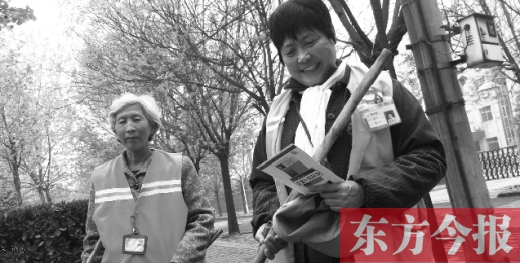 徐大媽(右)拿著自制的英語卡片認真學習 徐大媽(右)拿著自制的英語卡片認真學習