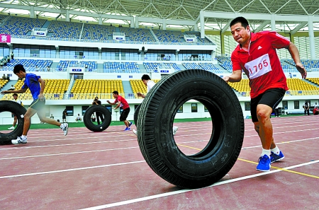 8月15日,運動員們正在進行推輪胎賽跑。 8月15日,運動員們正在進行推輪胎賽跑。