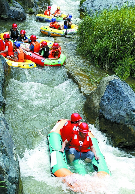 8月16日,游客在盧氏縣豫西大峽谷景區進行漂流比賽。 8月16日,游客在盧氏縣豫西大峽谷景區進行漂流比賽。